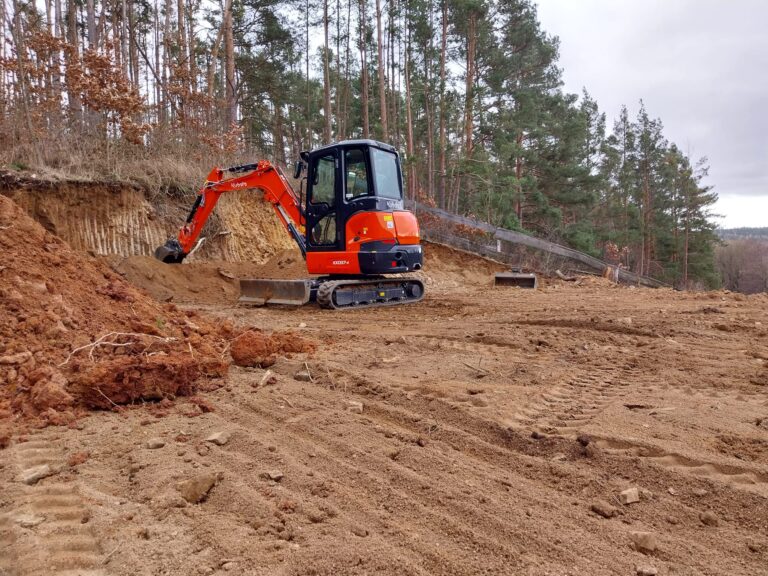 Úprava terénu – strhnutí kopce, vyrovnání terénu