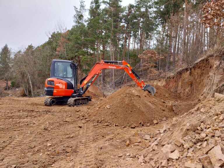 Úprava terénu – strhnutí kopce, vyrovnání terénu