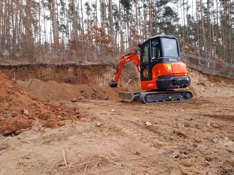 Úprava terénu – strhnutí kopce, vyrovnání terénu