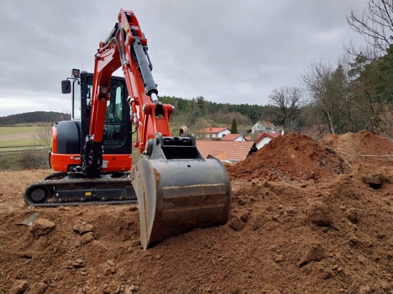 Úprava terénu – strhnutí kopce, vyrovnání terénu
