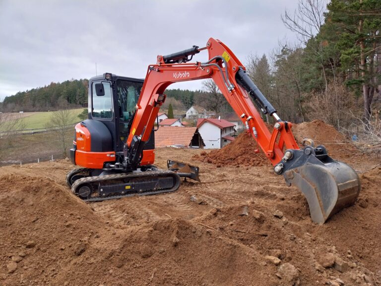 Úprava terénu – strhnutí kopce, vyrovnání terénu