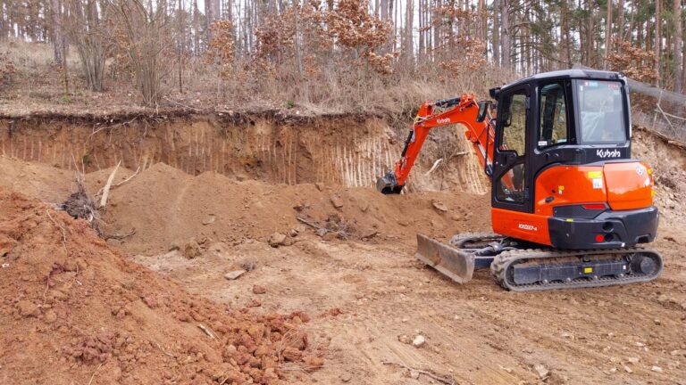 Úprava terénu – strhnutí kopce, vyrovnání terénu