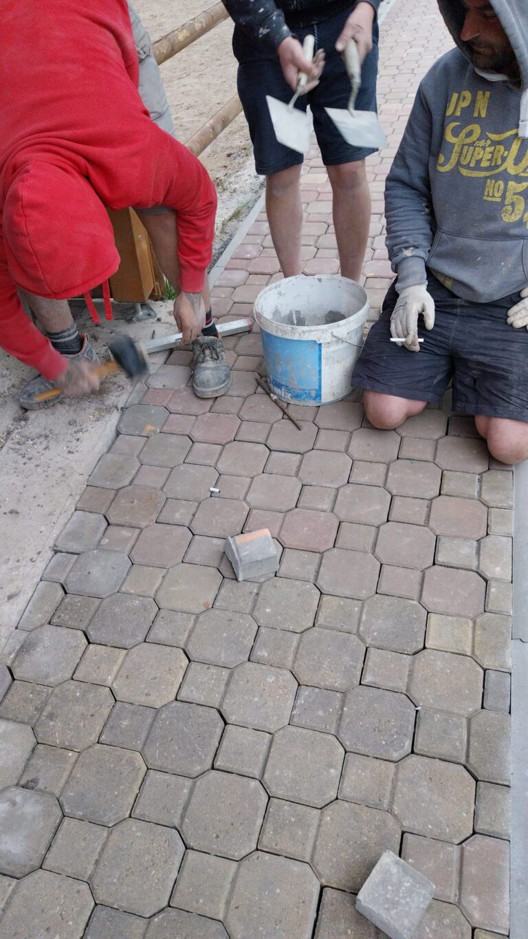 Pokládka dlažby a zámkové dlažby