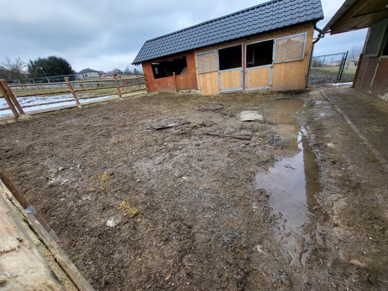 Realizace – zpevnění výběhu pro koně