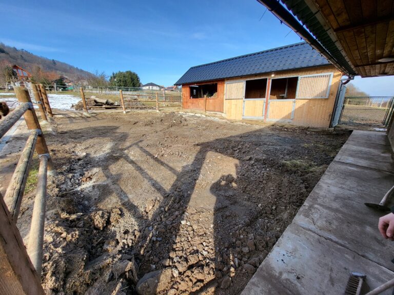 Realizace – zpevnění výběhu pro koně