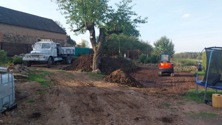Příprava terénu pro vložení bazénu,úprava jeho okolí, pokládka dlažby