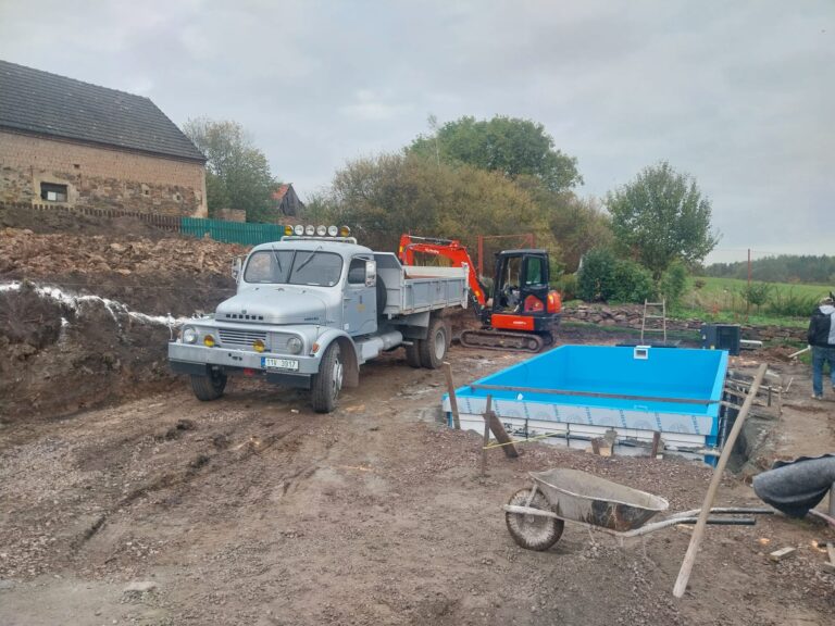 Příprava terénu pro vložení bazénu,úprava jeho okolí, pokládka dlažby