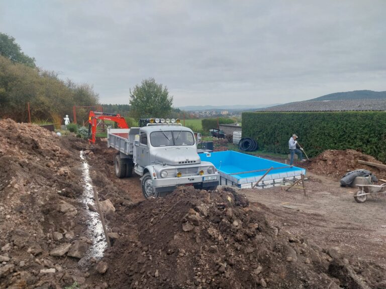 Příprava terénu pro vložení bazénu,úprava jeho okolí, pokládka dlažby