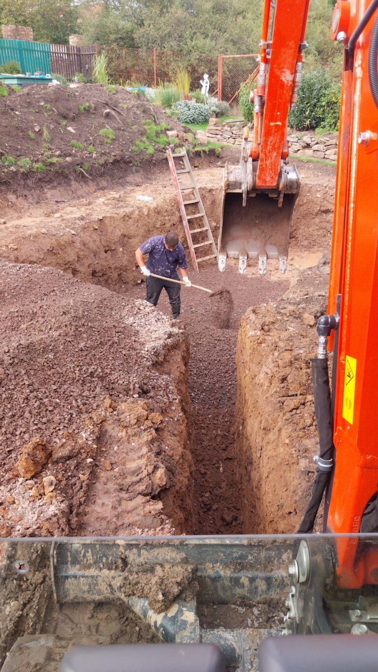 Příprava terénu pro vložení bazénu,úprava jeho okolí, pokládka dlažby