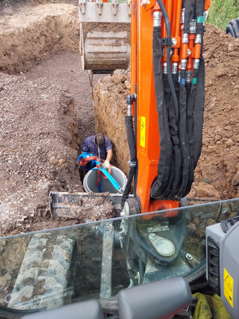 Příprava terénu pro vložení bazénu,úprava jeho okolí, pokládka dlažby