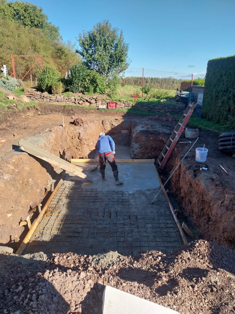 Příprava terénu pro vložení bazénu,úprava jeho okolí, pokládka dlažby