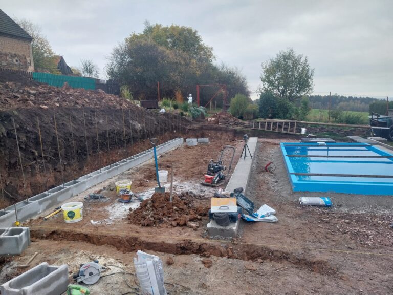 Příprava terénu pro vložení bazénu,úprava jeho okolí, pokládka dlažby