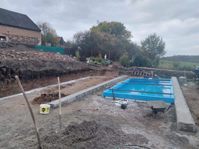 Příprava terénu pro vložení bazénu,úprava jeho okolí, pokládka dlažby