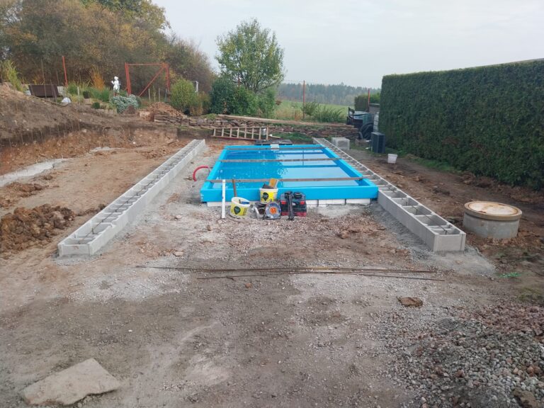 Příprava terénu pro vložení bazénu,úprava jeho okolí, pokládka dlažby