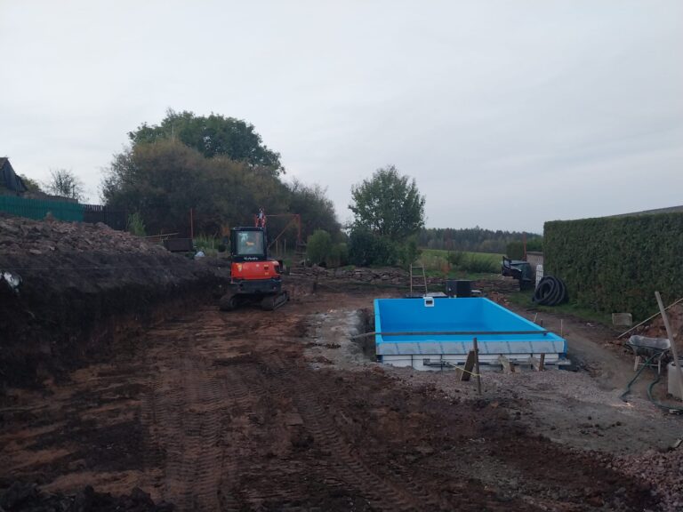 Příprava terénu pro vložení bazénu,úprava jeho okolí, pokládka dlažby