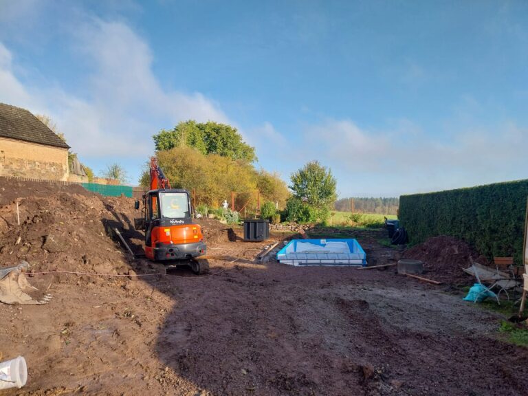 Příprava terénu pro vložení bazénu,úprava jeho okolí, pokládka dlažby