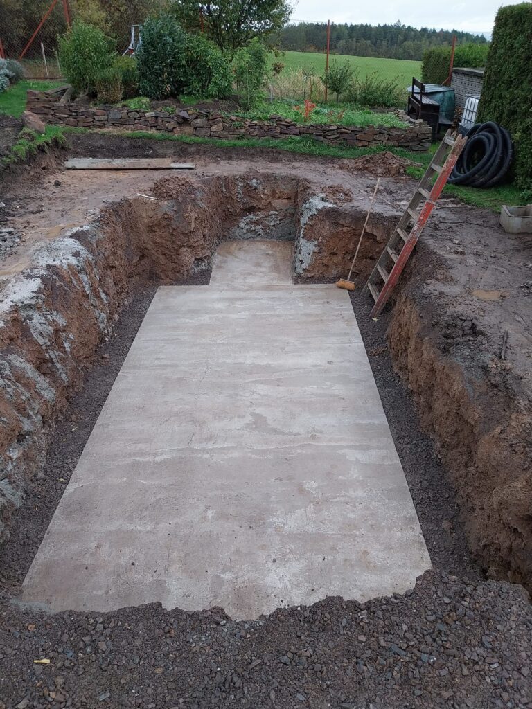 Příprava terénu pro vložení bazénu,úprava jeho okolí, pokládka dlažby