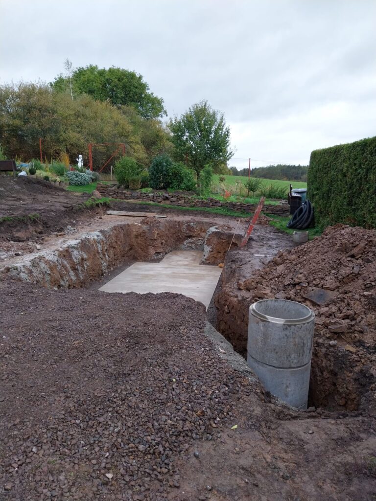 Příprava terénu pro vložení bazénu,úprava jeho okolí, pokládka dlažby