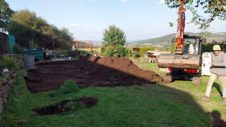 Příprava terénu pro vložení bazénu,úprava jeho okolí, pokládka dlažby