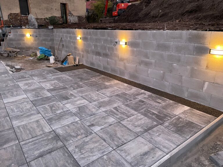 Příprava terénu pro vložení bazénu,úprava jeho okolí, pokládka dlažby