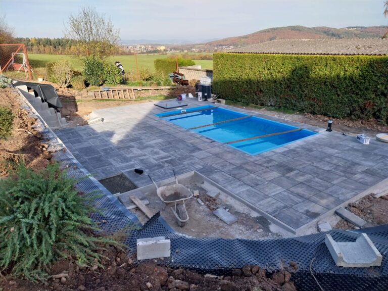Příprava terénu pro vložení bazénu,úprava jeho okolí, pokládka dlažby