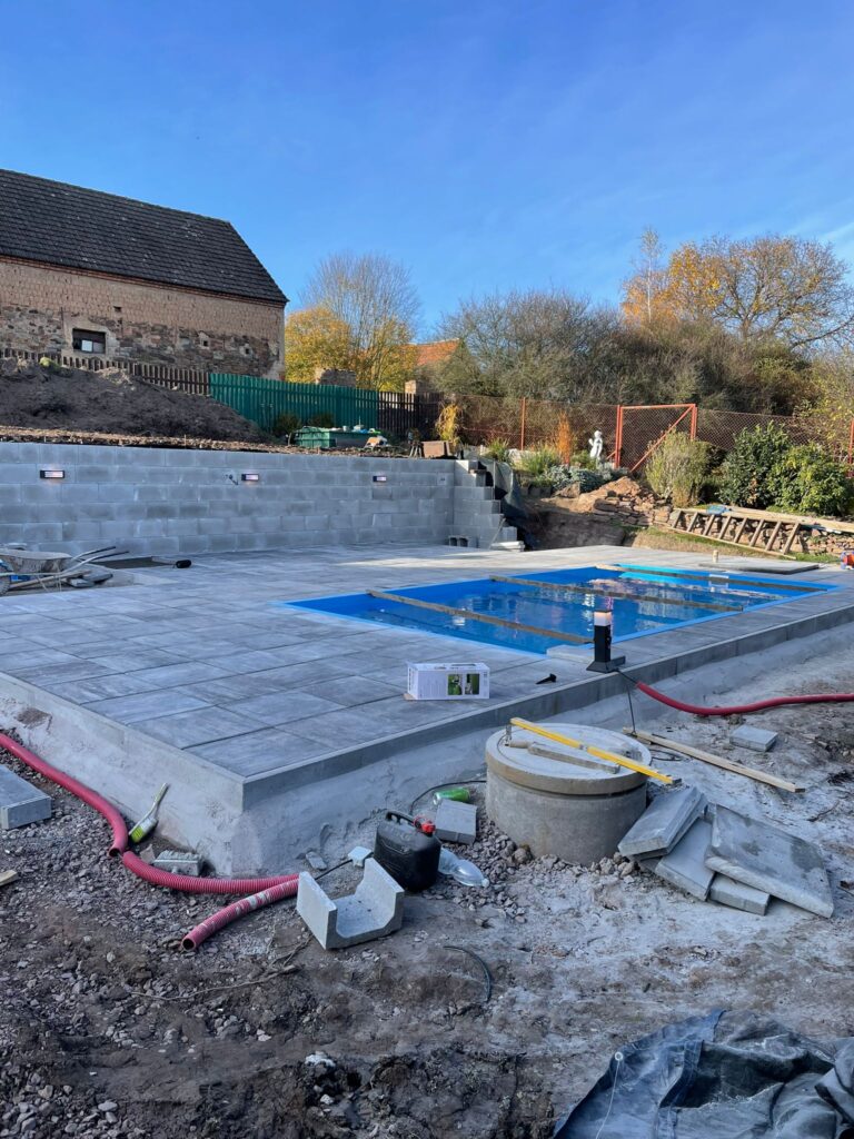 Příprava terénu pro vložení bazénu,úprava jeho okolí, pokládka dlažby