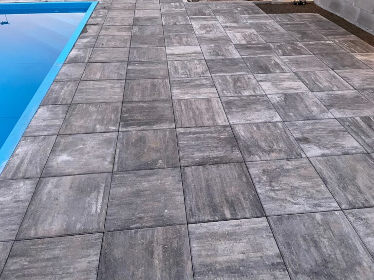 Příprava terénu pro vložení bazénu,úprava jeho okolí, pokládka dlažby