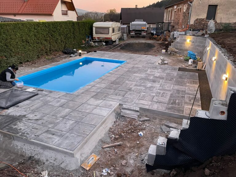 Příprava terénu pro vložení bazénu,úprava jeho okolí, pokládka dlažby