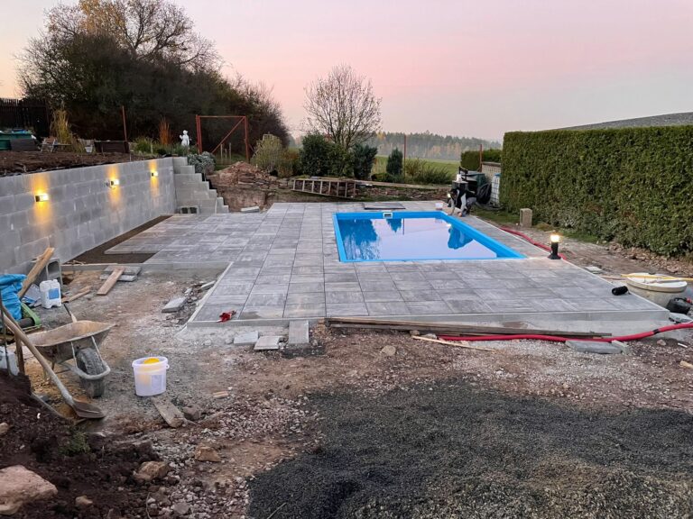 Příprava terénu pro vložení bazénu,úprava jeho okolí, pokládka dlažby