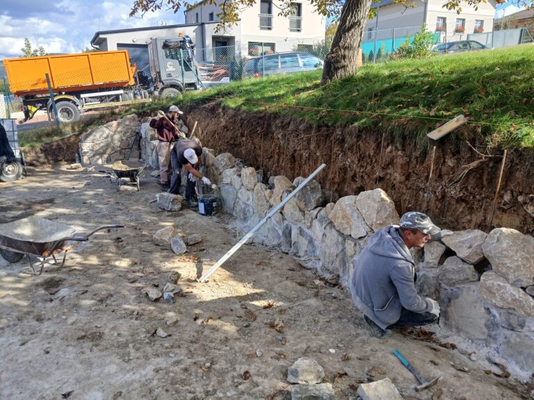 Práce s přírodním kamenem – realizace kamenné zdi a schodů