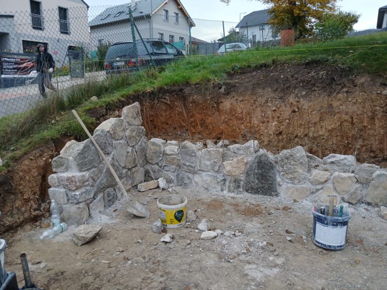 Práce s přírodním kamenem – realizace kamenné zdi a schodů