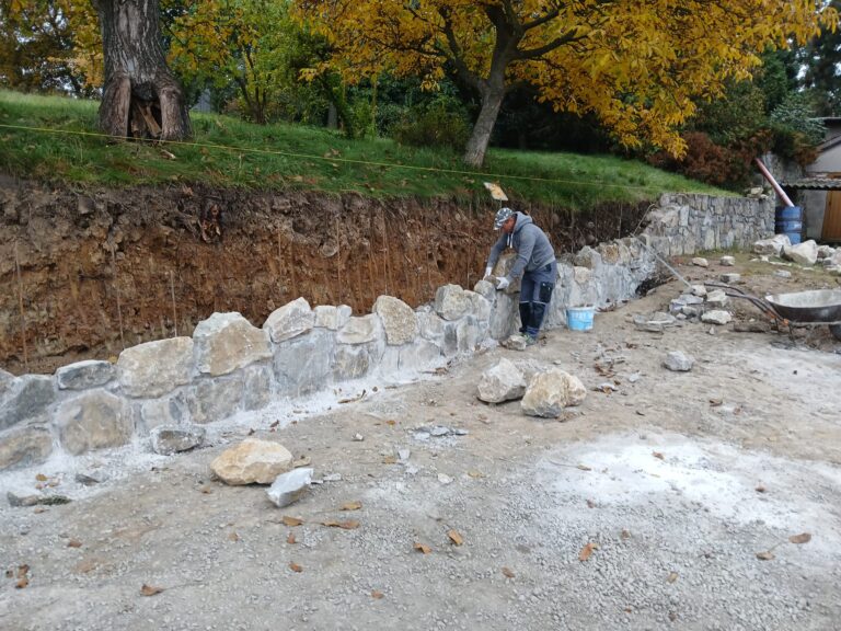 Práce s přírodním kamenem – realizace kamenné zdi a schodů