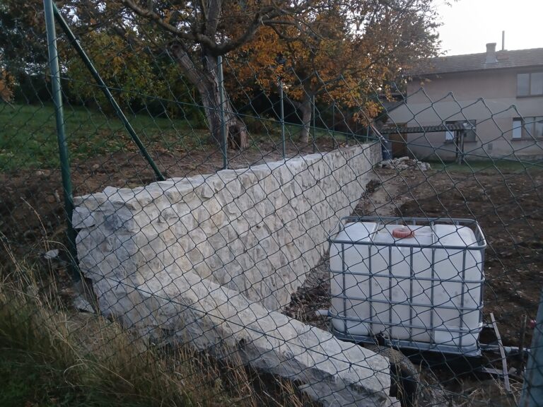 Práce s přírodním kamenem – realizace kamenné zdi a schodů