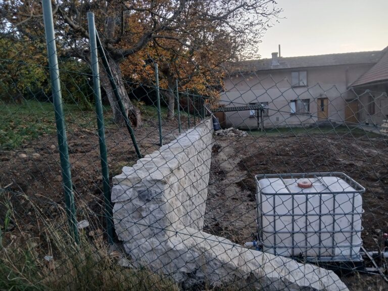 Práce s přírodním kamenem – realizace kamenné zdi a schodů