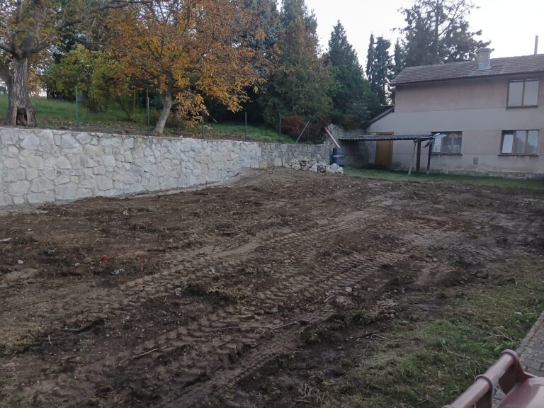 Práce s přírodním kamenem – realizace kamenné zdi a schodů