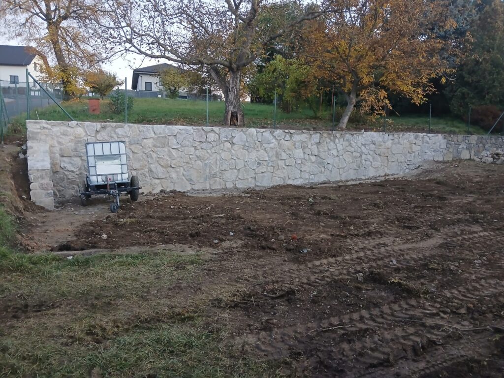 Práce s přírodním kamenem – realizace kamenné zdi a schodů