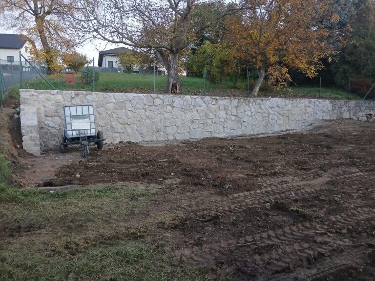 Práce s přírodním kamenem – realizace kamenné zdi a schodů