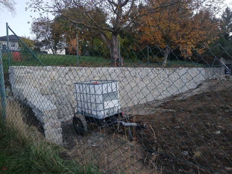 Práce s přírodním kamenem – realizace kamenné zdi a schodů