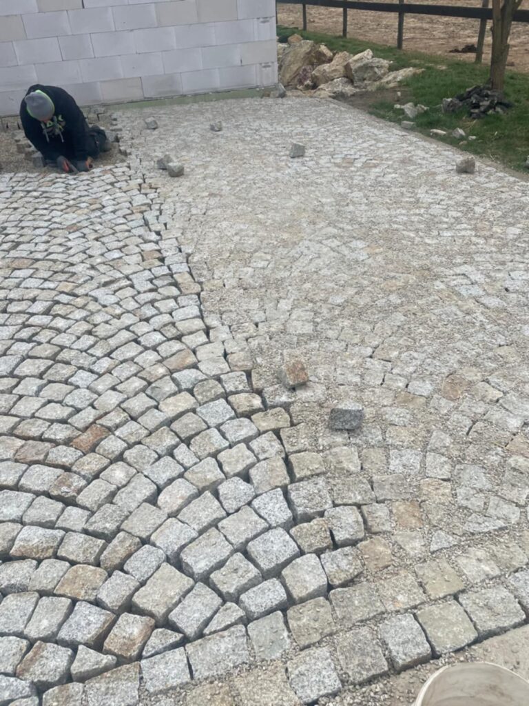 Žulová dlažba / kostky  – příprava terénu, pokládka