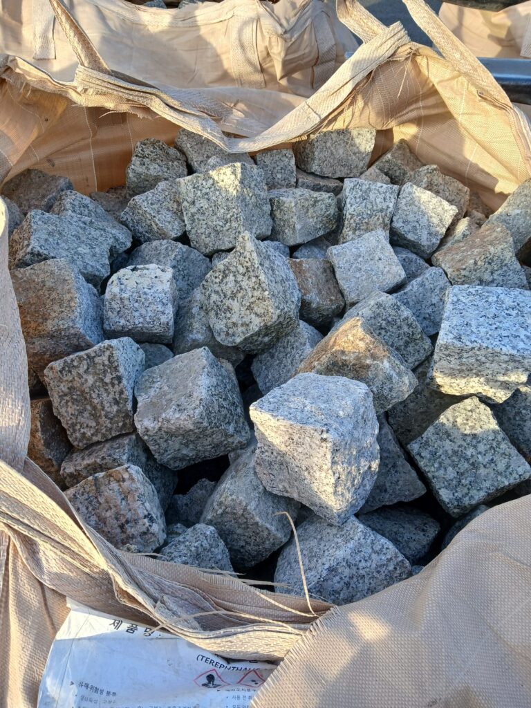 Žulová dlažba / kostky  – příprava terénu, pokládka