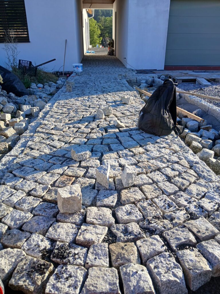 Žulová dlažba / kostky  – příprava terénu, pokládka