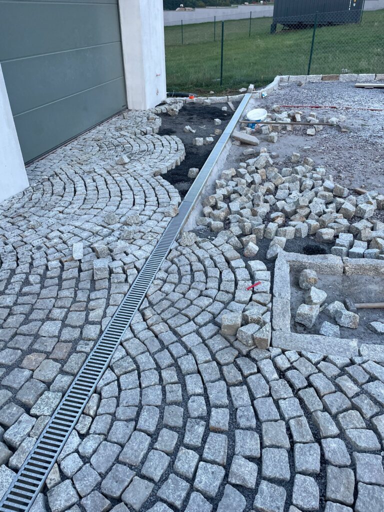 Žulová dlažba / kostky  – příprava terénu, pokládka