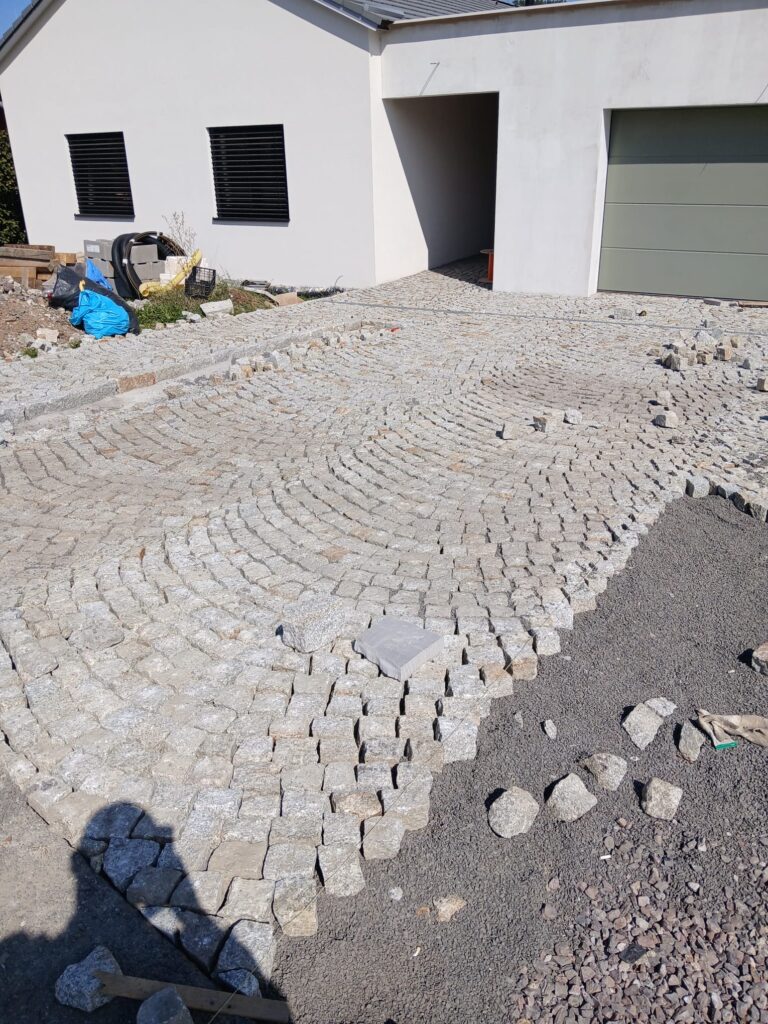 Žulová dlažba / kostky  – příprava terénu, pokládka