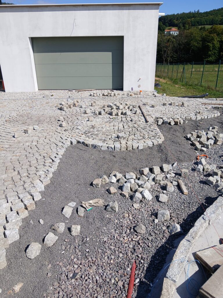 Žulová dlažba / kostky  – příprava terénu, pokládka