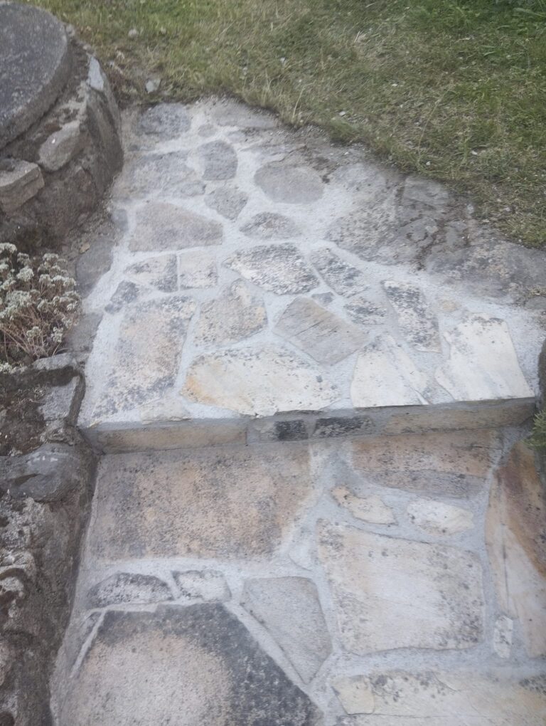 Práce s přírodním kamenem – realizace kamenné zdi a schodů