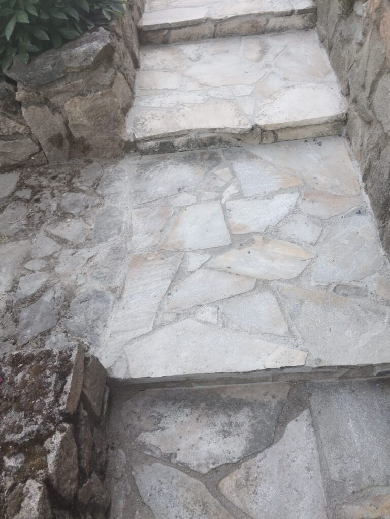 Práce s přírodním kamenem – realizace kamenné zdi a schodů