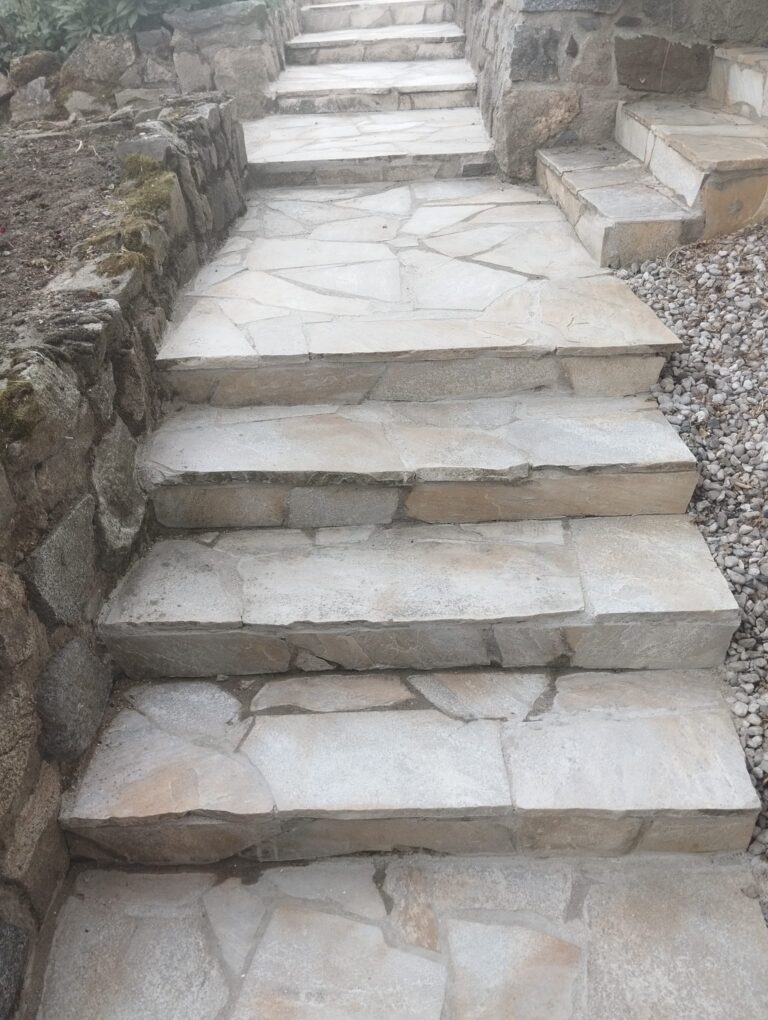 Práce s přírodním kamenem – realizace kamenné zdi a schodů