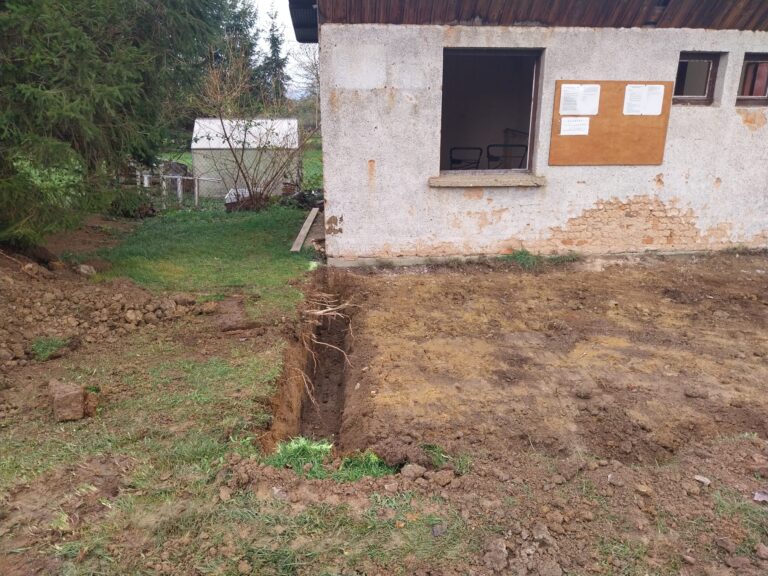 Úprava terénu u sportovního hřiště