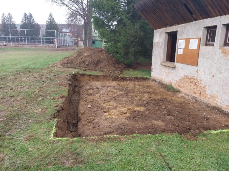 Úprava terénu u sportovního hřiště