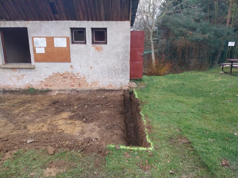 Úprava terénu u sportovního hřiště